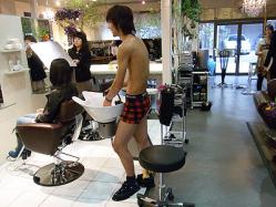 [今ドキ男子 ゲイ動画ブログ] パンツ姿でサービスする夢の美容院 - 妄撮男子